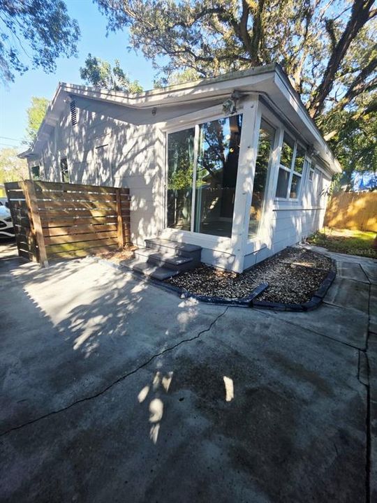 For Rent: $2,900 (3 beds, 2 baths, 876 Square Feet)