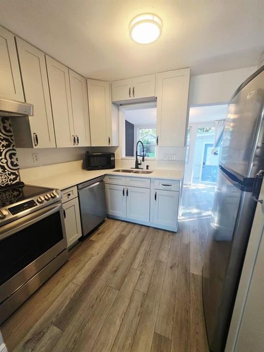 For Rent: $2,900 (3 beds, 2 baths, 876 Square Feet)