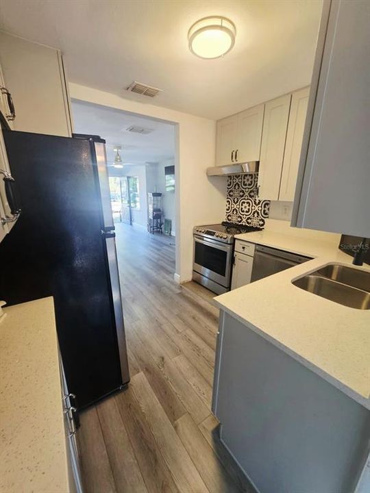 For Rent: $2,900 (3 beds, 2 baths, 876 Square Feet)