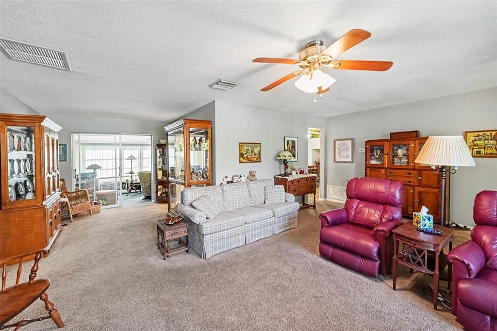 待售: $379,900 (2 贝兹, 2 浴室, 1301 平方英尺)