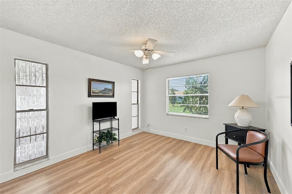 For Sale: $149,000 (2 beds, 2 baths, 984 Square Feet)