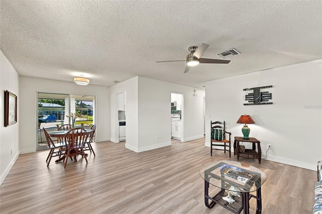 For Sale: $149,000 (2 beds, 2 baths, 984 Square Feet)