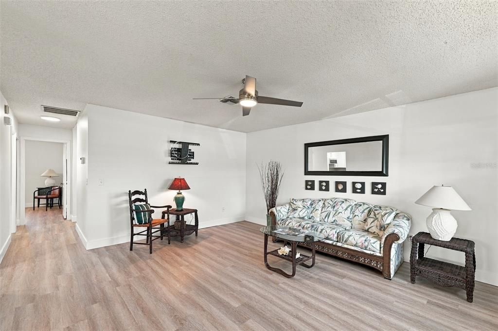 For Sale: $149,000 (2 beds, 2 baths, 984 Square Feet)