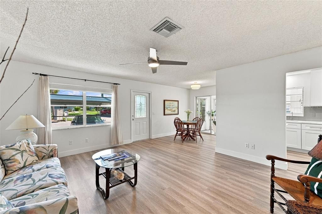 For Sale: $149,000 (2 beds, 2 baths, 984 Square Feet)