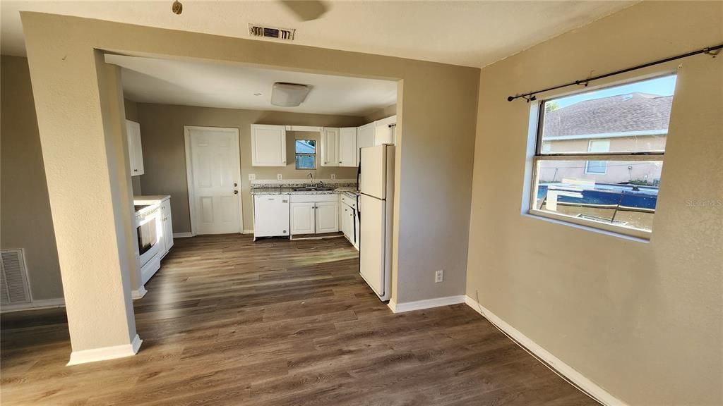 For Sale: $159,000 (3 beds, 1 baths, 912 Square Feet)