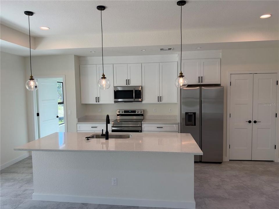 For Rent: $2,050 (3 beds, 2 baths, 1706 Square Feet)