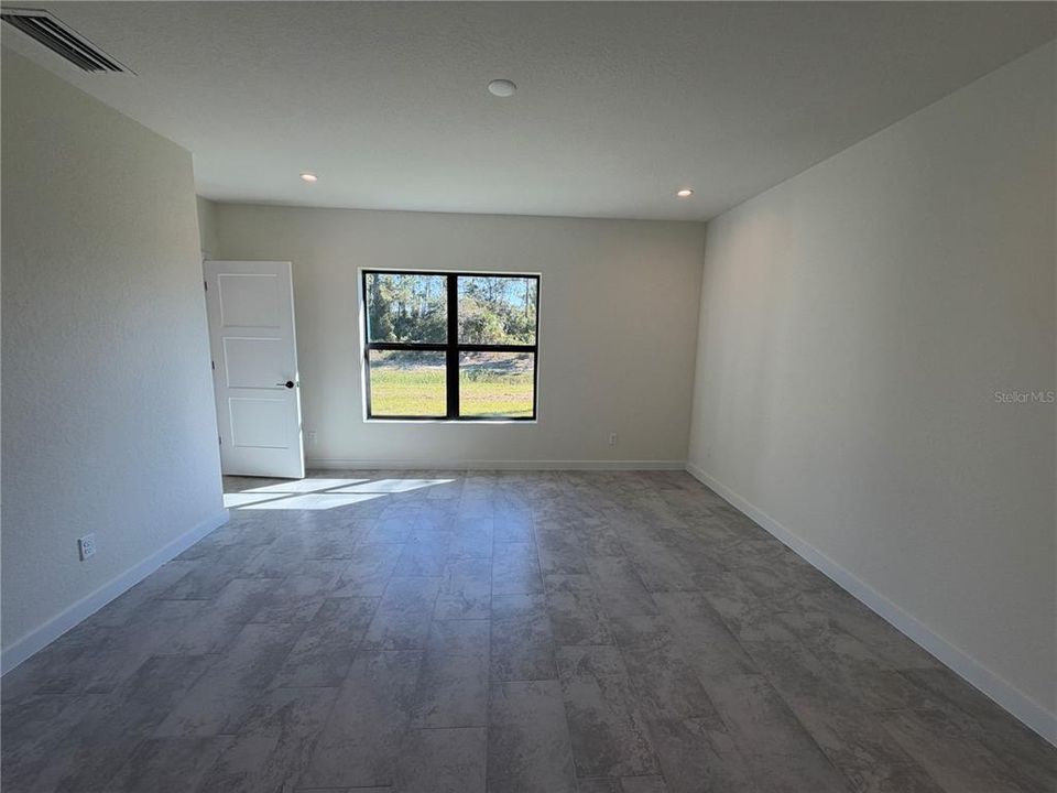 For Rent: $2,050 (3 beds, 2 baths, 1706 Square Feet)