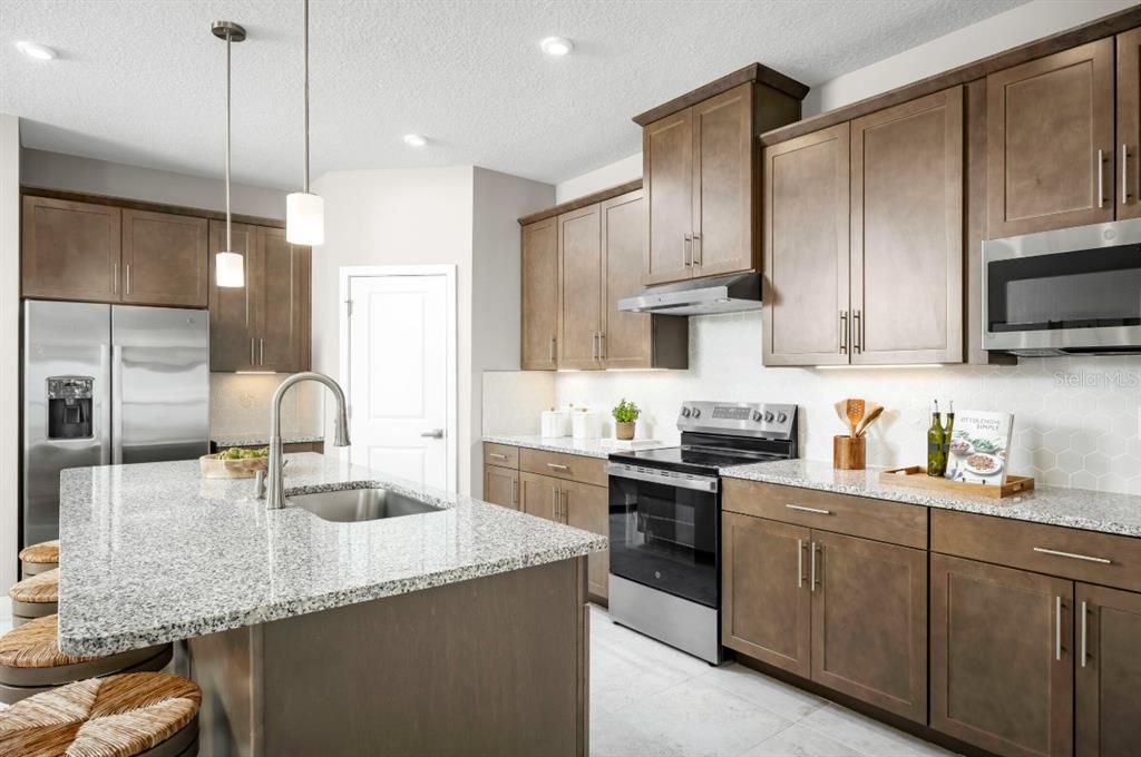 На продажу: $362,990 (4 спален, 2 ванн, 2187 Квадратных фут)