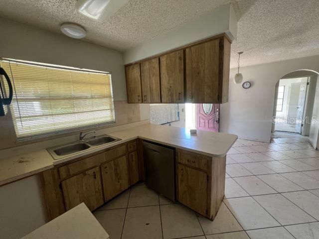 На продажу: $199,900 (3 спален, 2 ванн, 1014 Квадратных фут)
