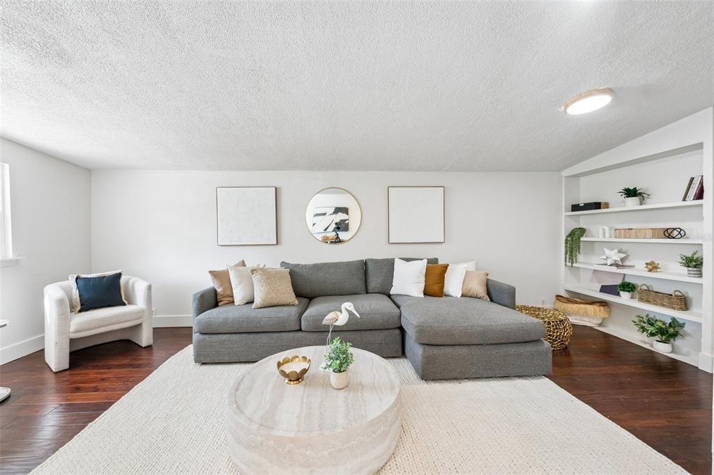 For Sale: $375,000 (2 beds, 2 baths, 1370 Square Feet)