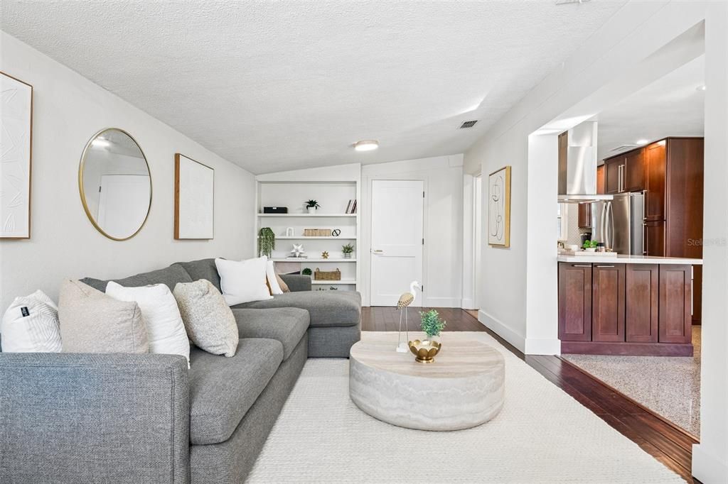 For Sale: $375,000 (2 beds, 2 baths, 1370 Square Feet)
