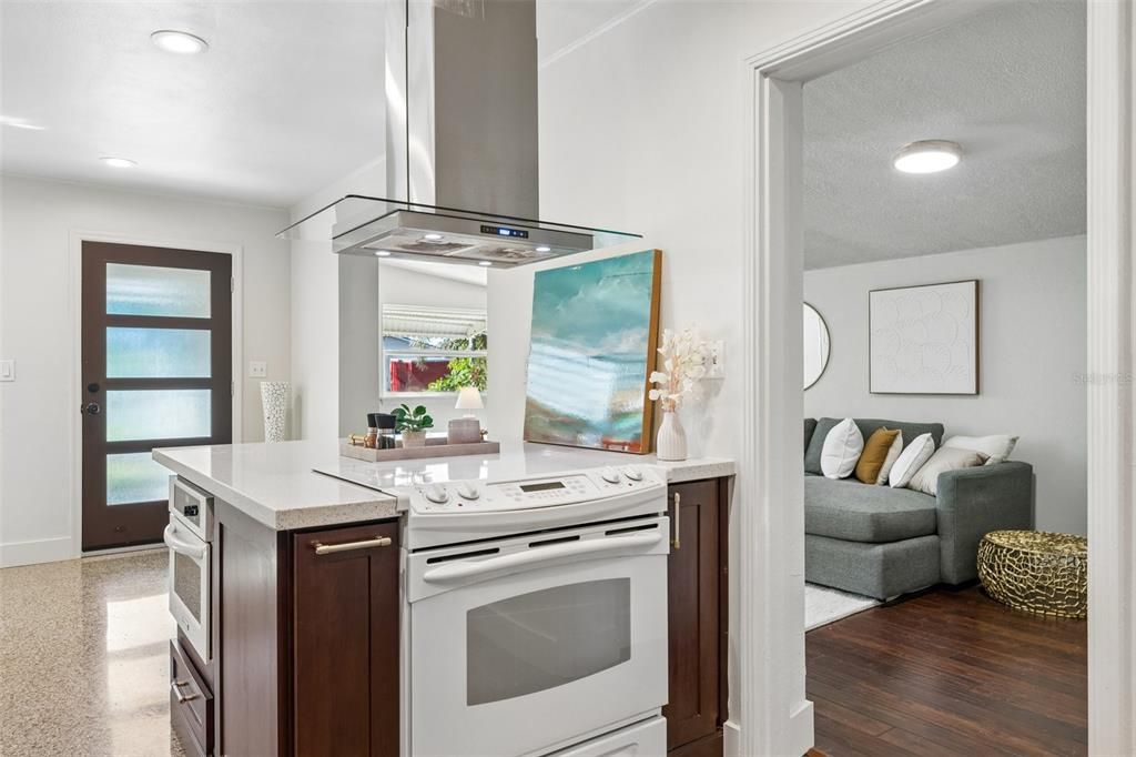 For Sale: $375,000 (2 beds, 2 baths, 1370 Square Feet)