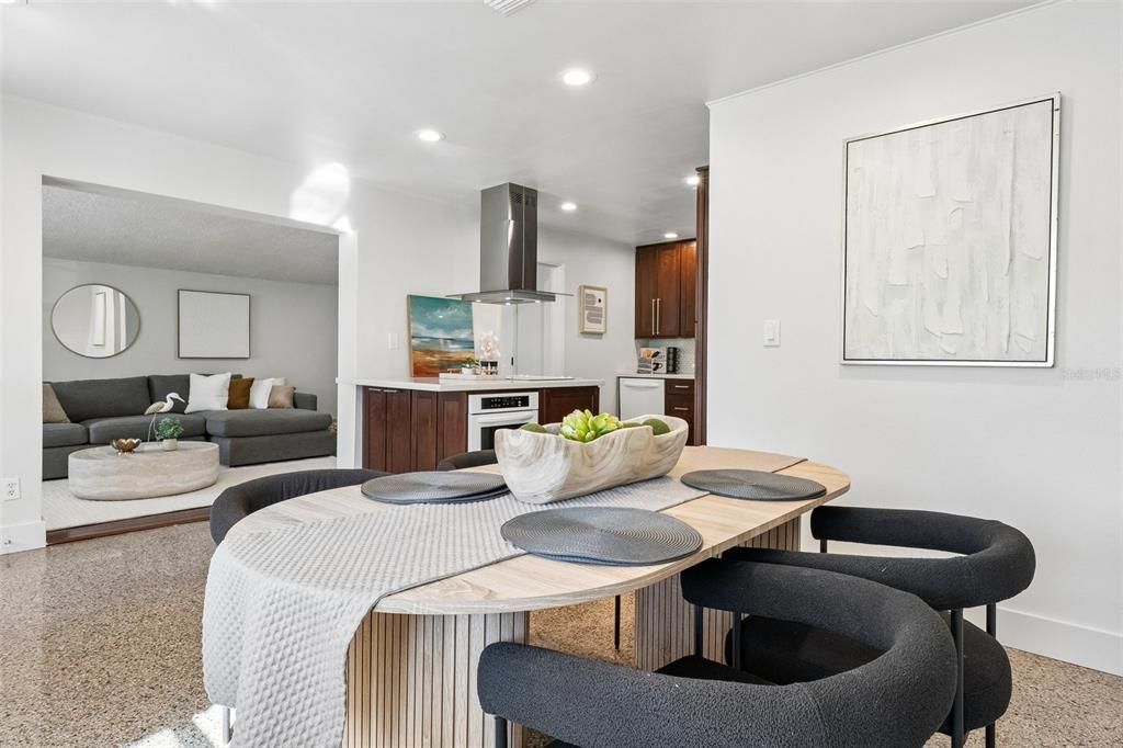 For Sale: $375,000 (2 beds, 2 baths, 1370 Square Feet)
