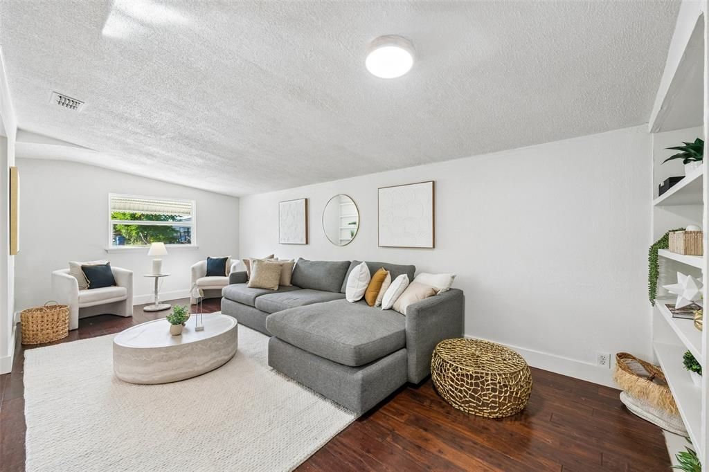 For Sale: $375,000 (2 beds, 2 baths, 1370 Square Feet)