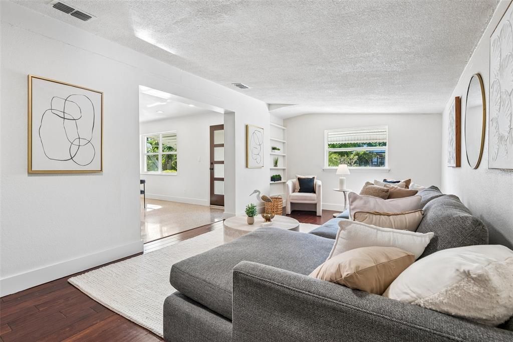 For Sale: $375,000 (2 beds, 2 baths, 1370 Square Feet)