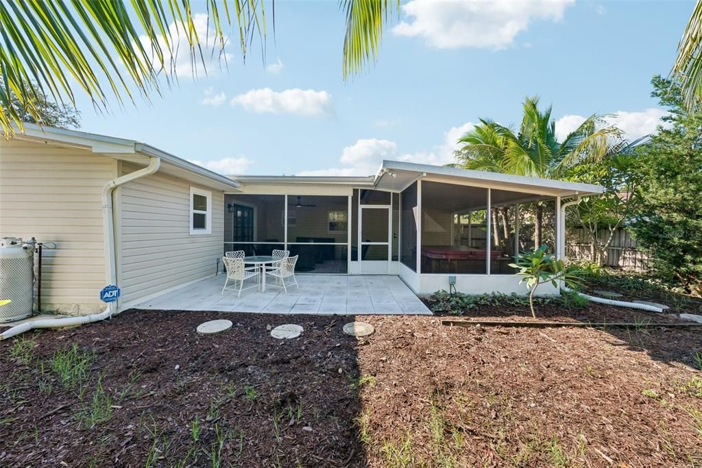For Sale: $375,000 (2 beds, 2 baths, 1370 Square Feet)