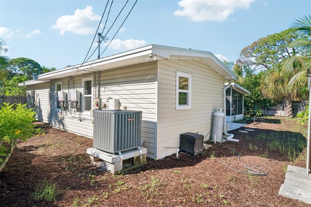 For Sale: $375,000 (2 beds, 2 baths, 1370 Square Feet)
