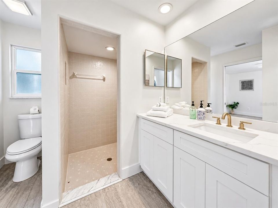 For Sale: $375,000 (2 beds, 2 baths, 1370 Square Feet)