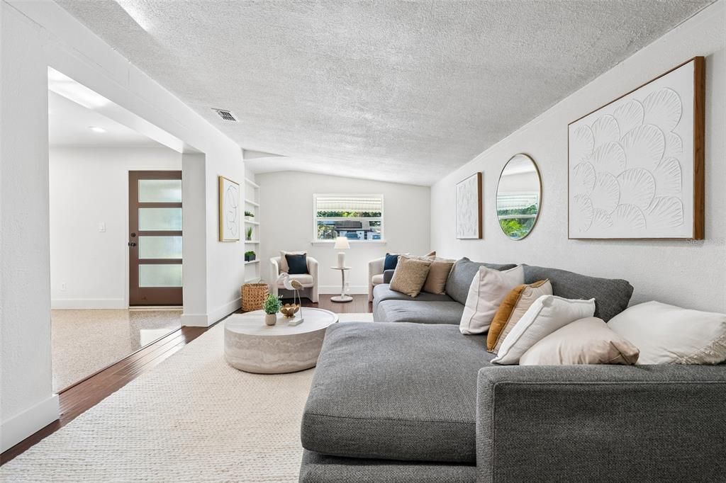 For Sale: $375,000 (2 beds, 2 baths, 1370 Square Feet)