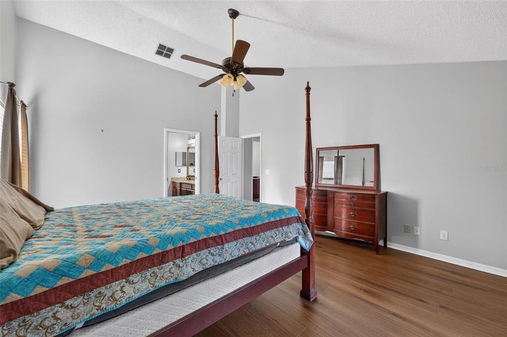 En Venta: $499,900 (4 camas, 2 baños, 2350 Pies cuadrados)