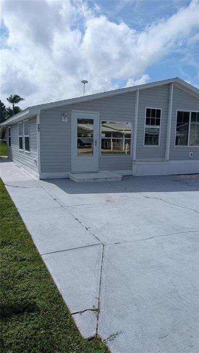 For Sale: $89,900 (1 beds, 1 baths, 792 Square Feet)