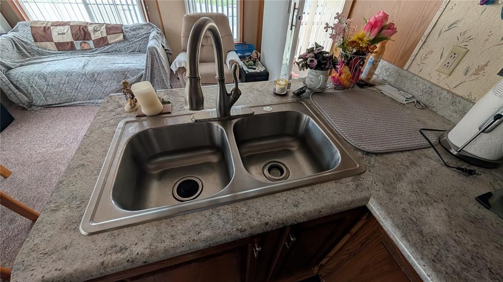 For Sale: $89,900 (1 beds, 1 baths, 792 Square Feet)