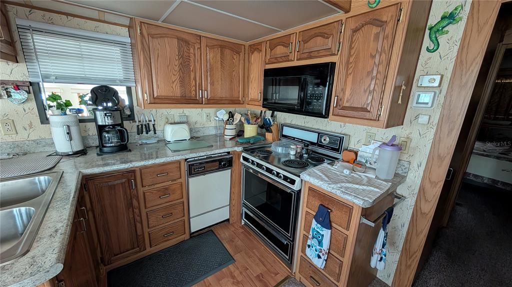 For Sale: $89,900 (1 beds, 1 baths, 792 Square Feet)