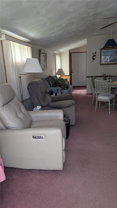 For Sale: $89,900 (1 beds, 1 baths, 792 Square Feet)