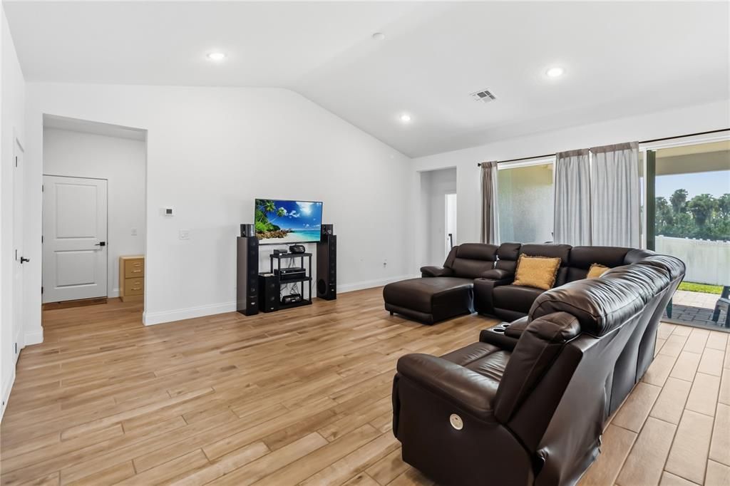 En Venta: $699,000 (4 camas, 3 baños, 3563 Pies cuadrados)