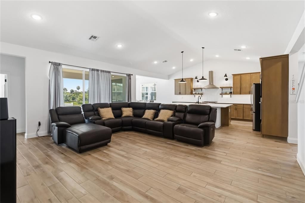 En Venta: $699,000 (4 camas, 3 baños, 3563 Pies cuadrados)