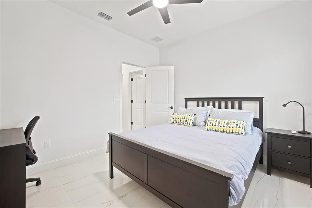 En Venta: $649,900 (4 camas, 3 baños, 2719 Pies cuadrados)