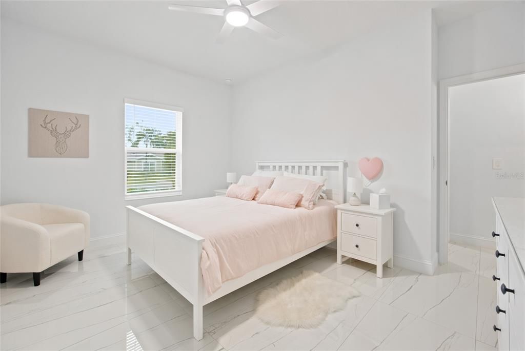 En Venta: $649,900 (4 camas, 3 baños, 2719 Pies cuadrados)