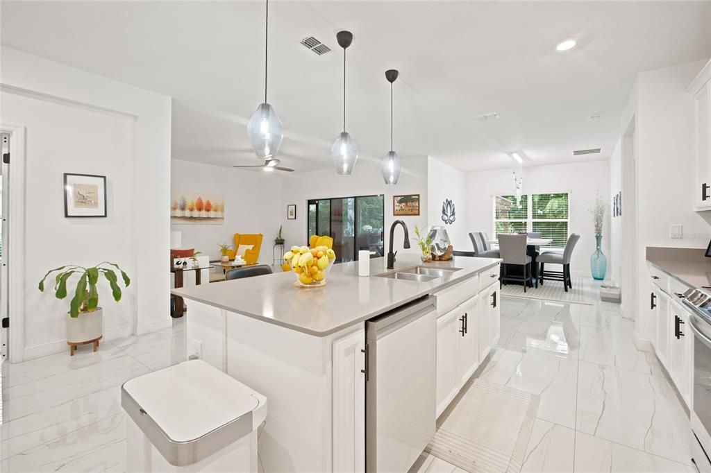 En Venta: $649,900 (4 camas, 3 baños, 2719 Pies cuadrados)