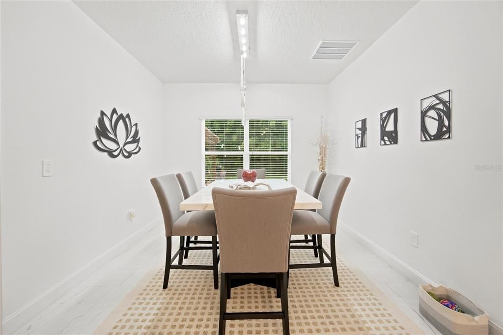 En Venta: $649,900 (4 camas, 3 baños, 2719 Pies cuadrados)