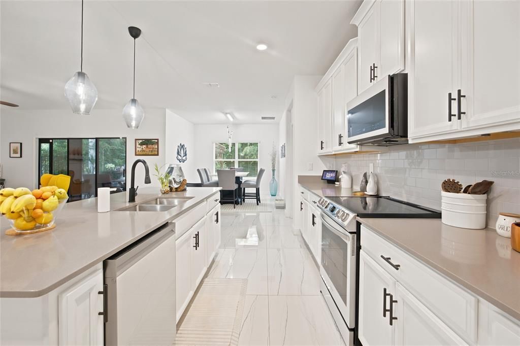 En Venta: $649,900 (4 camas, 3 baños, 2719 Pies cuadrados)
