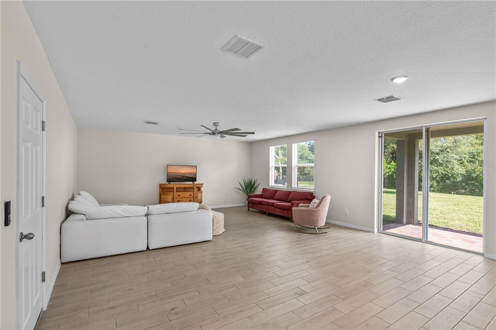 En Venta: $436,000 (4 camas, 3 baños, 2702 Pies cuadrados)