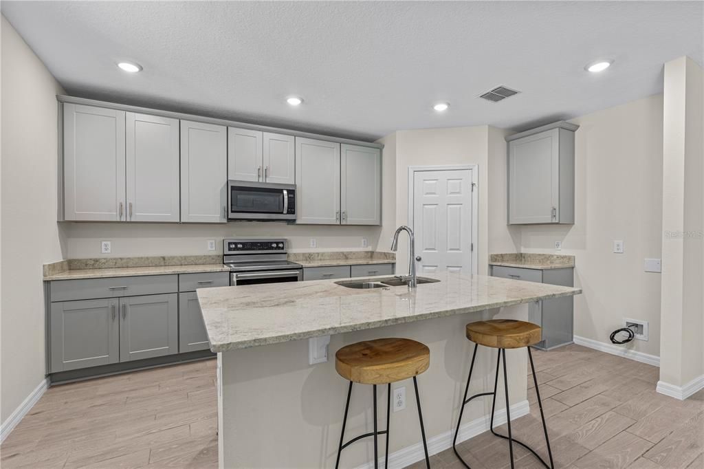 En Venta: $436,000 (4 camas, 3 baños, 2702 Pies cuadrados)