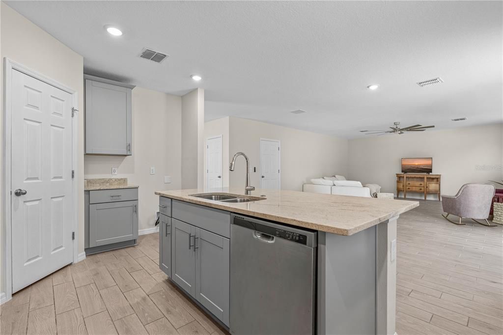 En Venta: $436,000 (4 camas, 3 baños, 2702 Pies cuadrados)