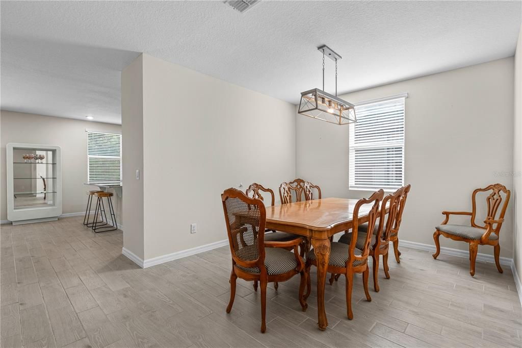 En Venta: $436,000 (4 camas, 3 baños, 2702 Pies cuadrados)