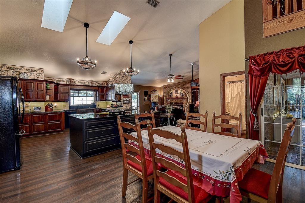 For Sale: $1,225,000 (5 beds, 5 baths, 4324 Square Feet)