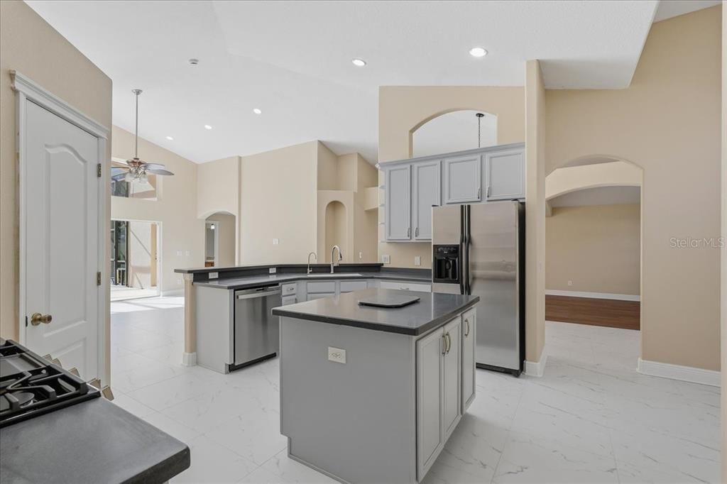 На продажу: $559,900 (4 спален, 2 ванн, 2567 Квадратных фут)