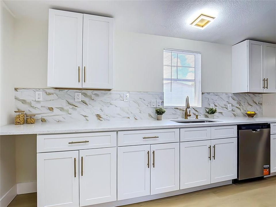 На продажу: $189,990 (3 спален, 2 ванн, 1674 Квадратных фут)