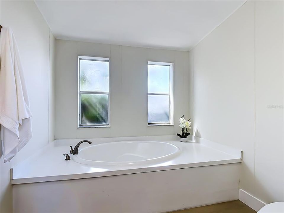 На продажу: $189,990 (3 спален, 2 ванн, 1674 Квадратных фут)