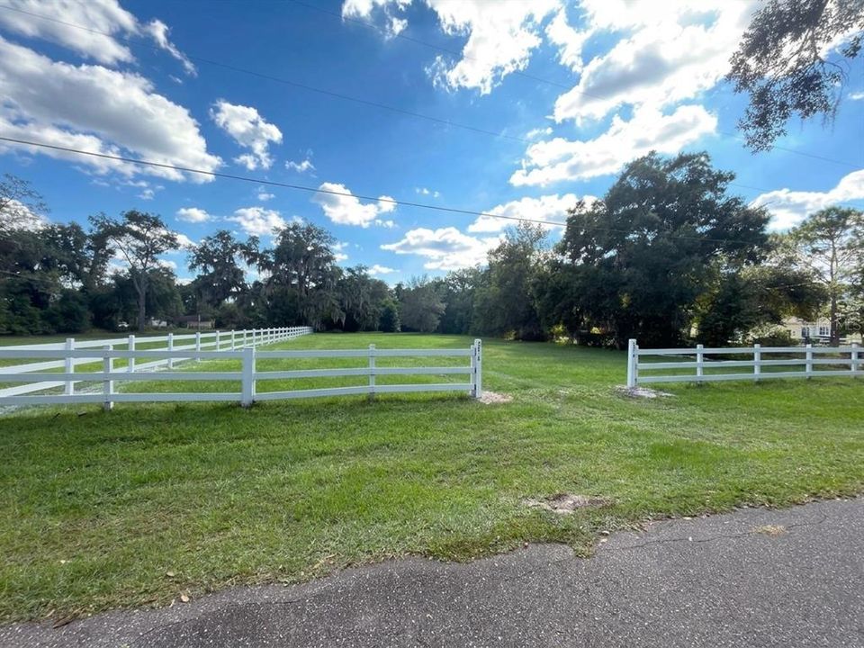 На продажу: $400,000 (0.73 acres)
