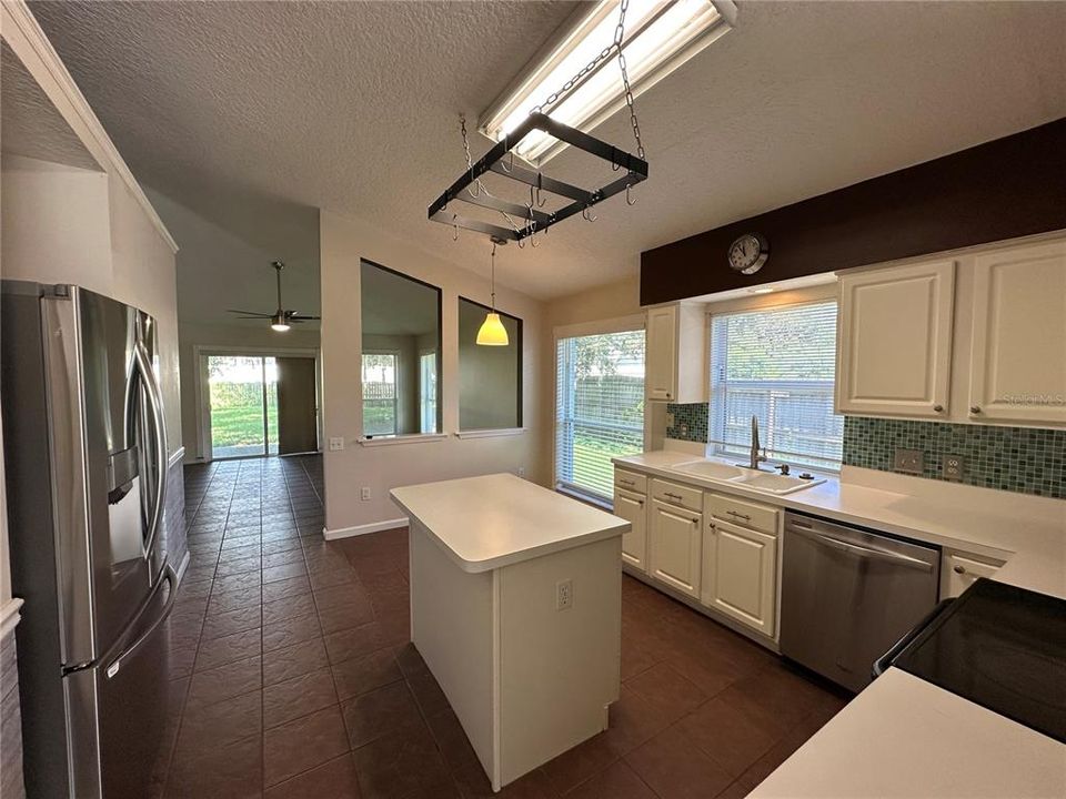 En Renta: $2,525 (4 camas, 2 baños, 1913 Pies cuadrados)