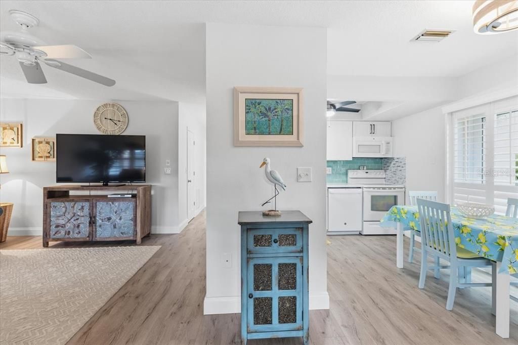 For Rent: $2,900 (2 beds, 2 baths, 925 Square Feet)