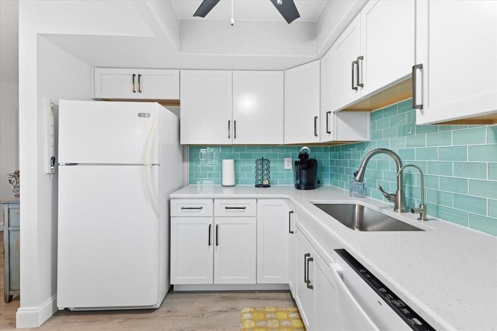 For Rent: $2,900 (2 beds, 2 baths, 925 Square Feet)
