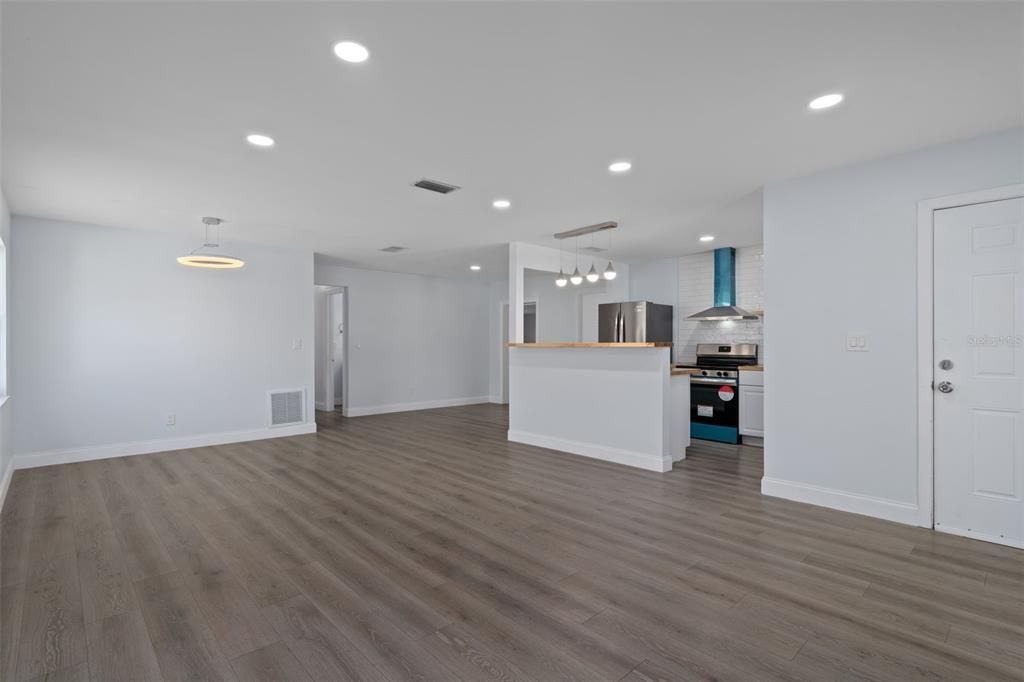 En Venta: $399,900 (4 camas, 2 baños, 1378 Pies cuadrados)