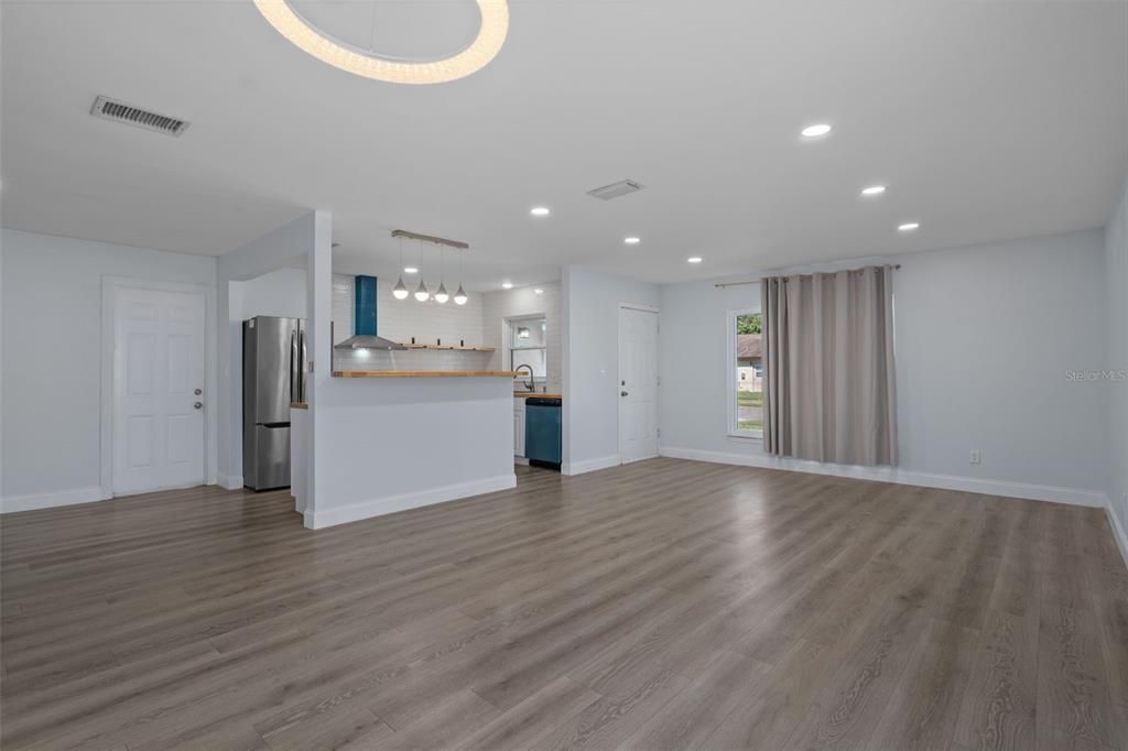 En Venta: $399,900 (4 camas, 2 baños, 1378 Pies cuadrados)