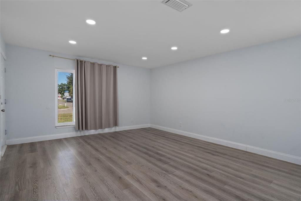 En Venta: $399,900 (4 camas, 2 baños, 1378 Pies cuadrados)